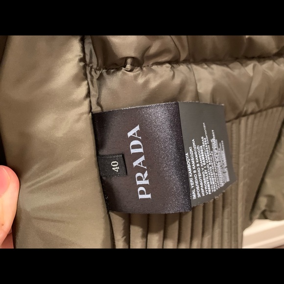Prada puffer jacket size 40. Like new - Picture 5 of 5
